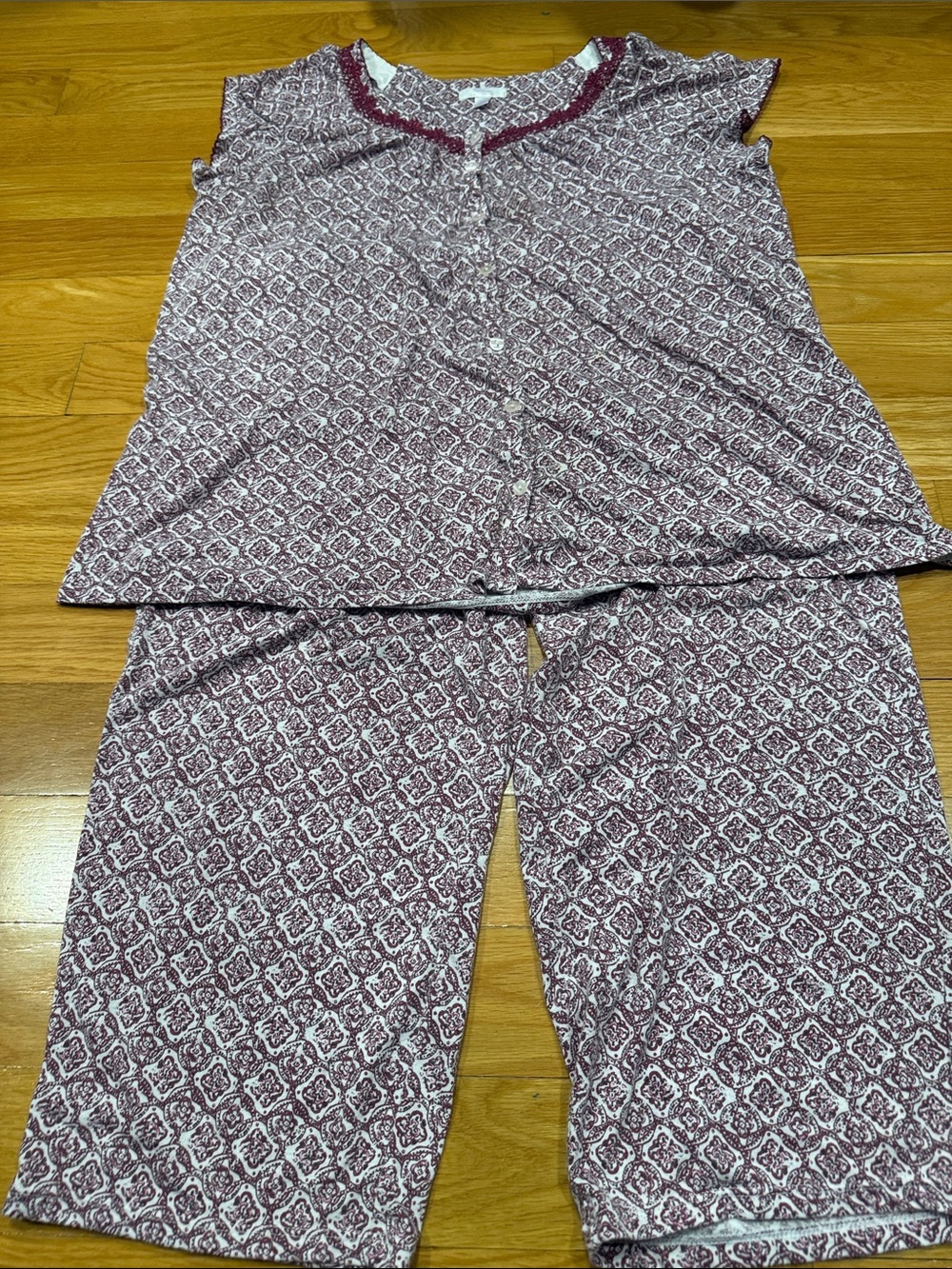 Secret treasures women’s button down top with Capri bottom size large (12-14) .